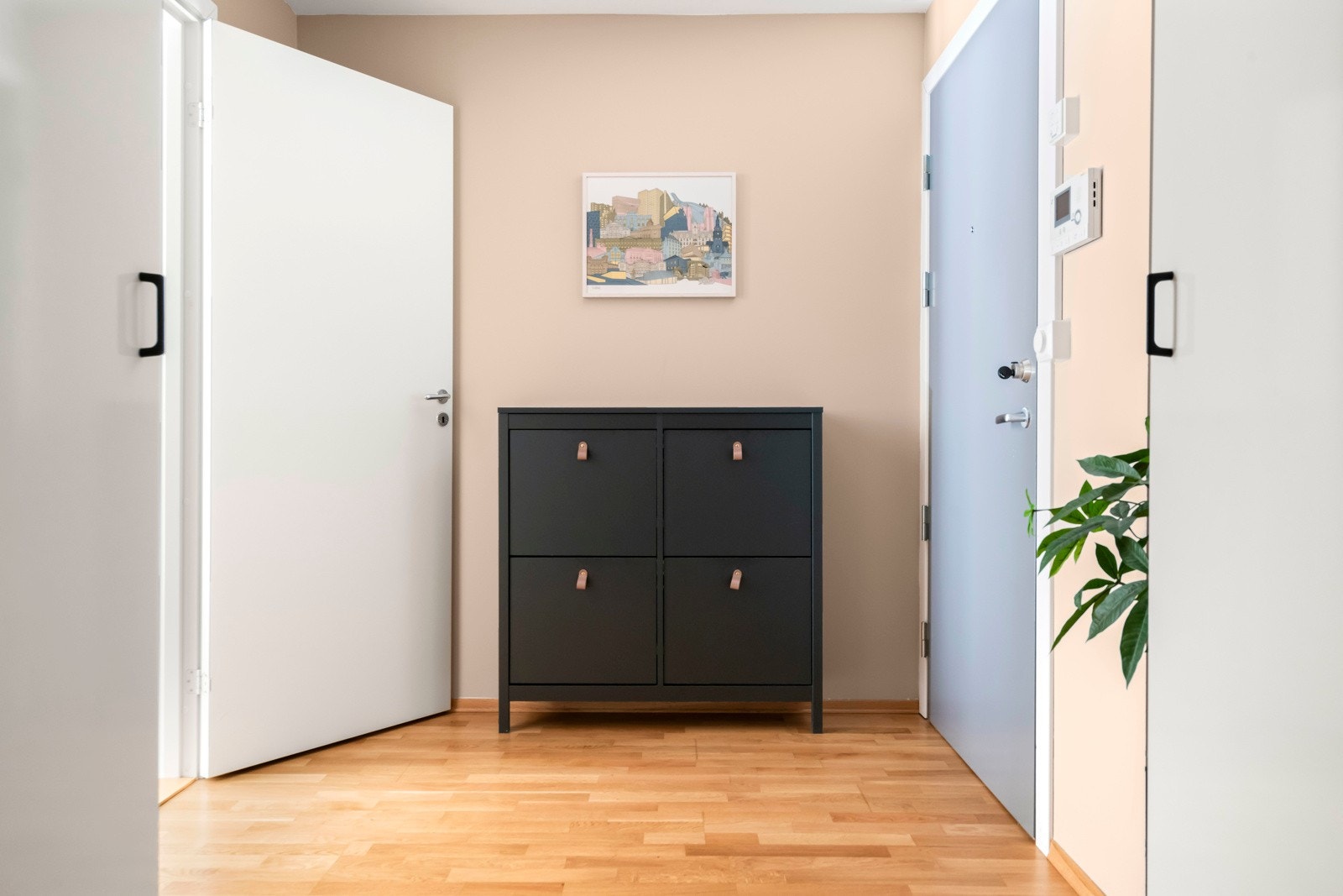 Inngangspartiet er lyst og hyggelig som gir et godt førsteinntrykk av hva boligen har å by på. Galleribilde