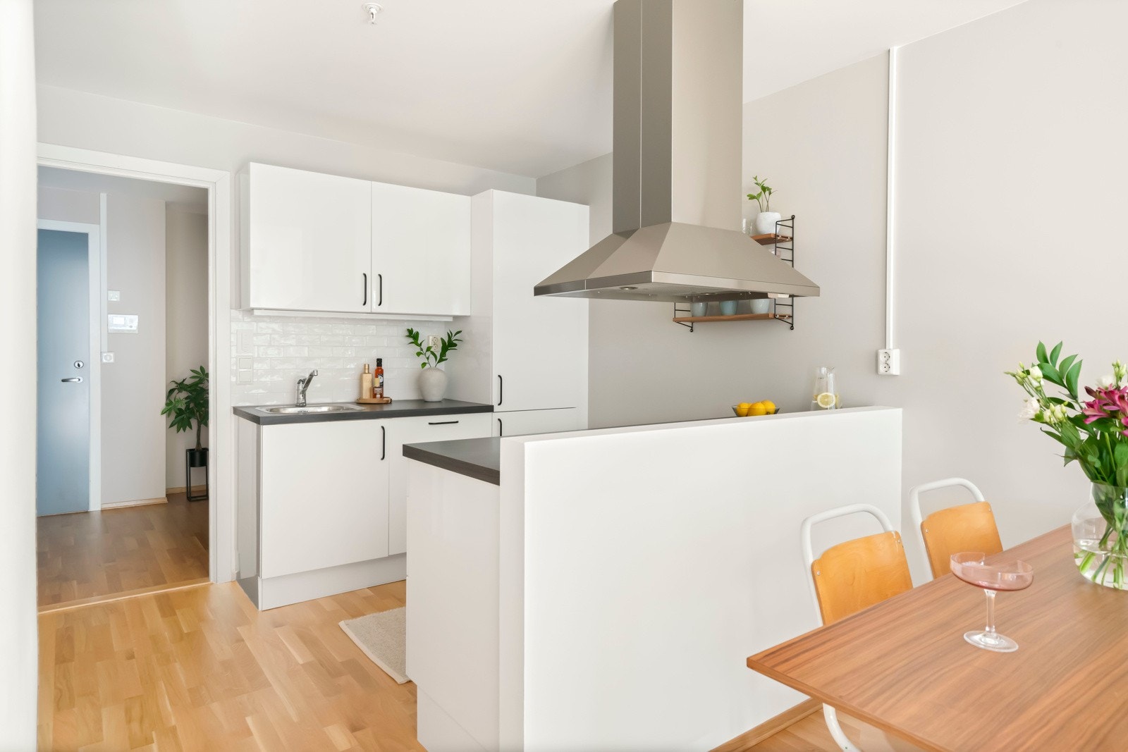 Tidløs Aubo kjøkkeninnredning fra 2014 med praktisk løsning. Galleribilde