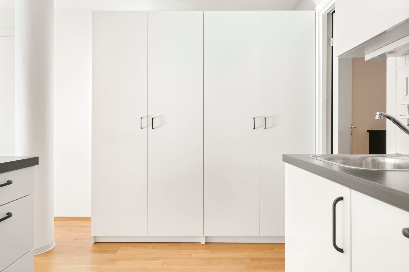 Leiligheten byr på gjennomtenkte løsninger med gode oppbevaringsmuligheter for å gjøre hverdagen så enkel som mulig. Galleribilde