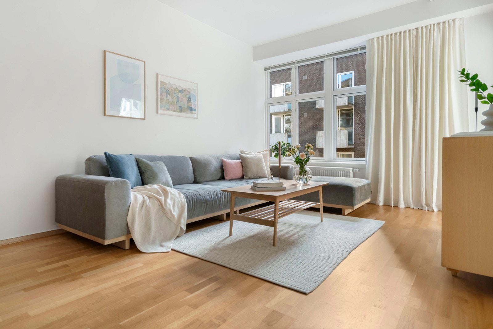 Vinduene er av isolerglass fra 2014 som holder godt på temperaturen. Galleribilde