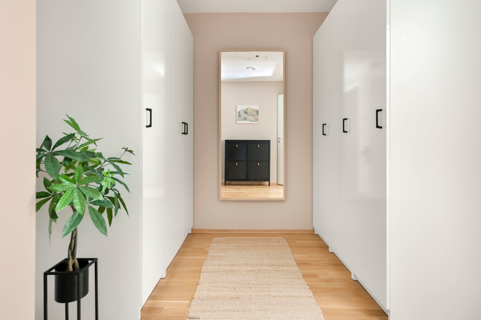 Det er svært gode oppbevaringsmuligheter i gangen med garderobeskap på begge sider. Galleribilde