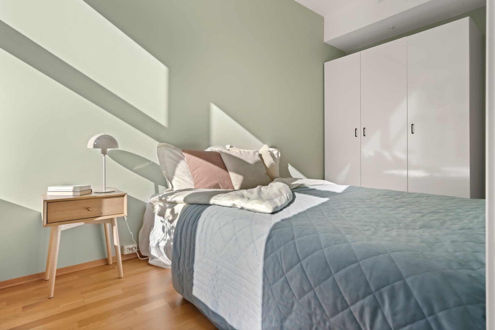 God oppbevaringsplass i praktisk garderobeskap. Galleribilde