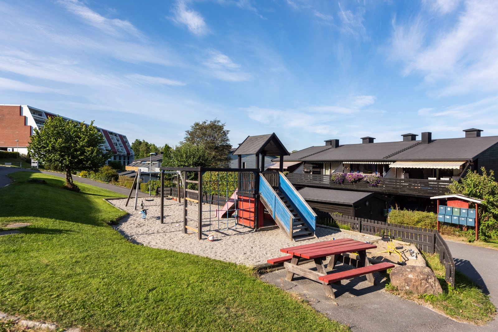 Området passer meget bra for barn med flere lekeplasser og bilfrie internveier. Galleribilde