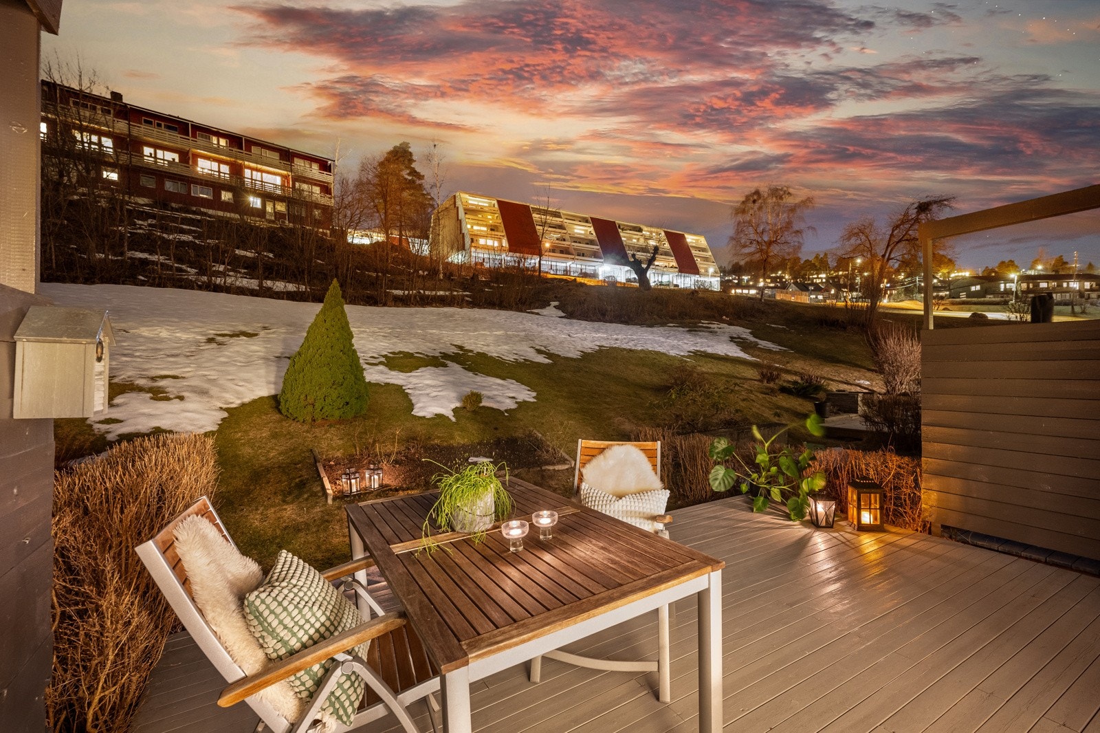 Det solrike uterommet fremstår som en naturlig forlengelse av stuen i sommerhalvåret. Galleribilde