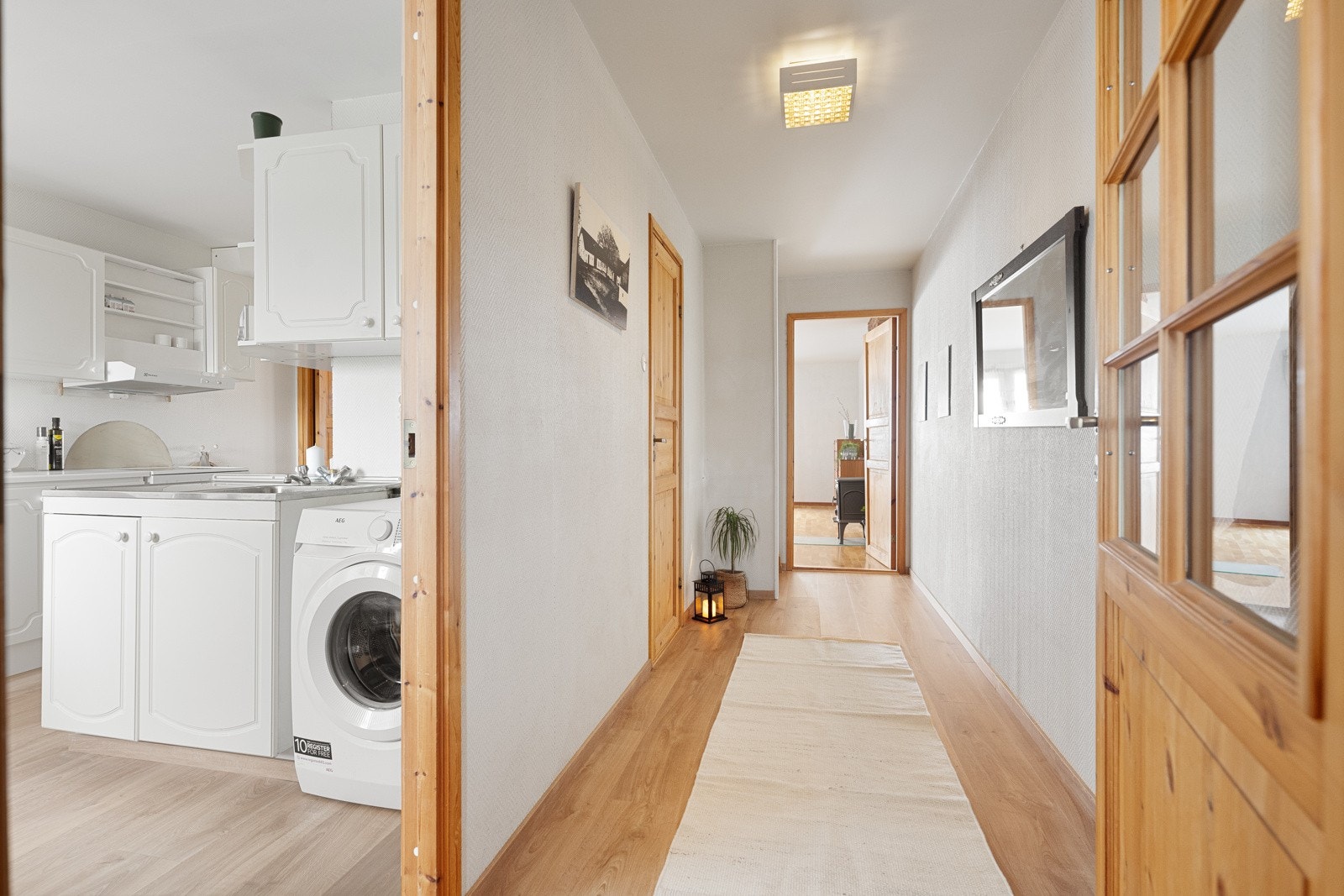 Via ett pent inngangsparti, kommer du inn i boligens trivelige entré med plass for henge fra seg yttertøy. Galleribilde