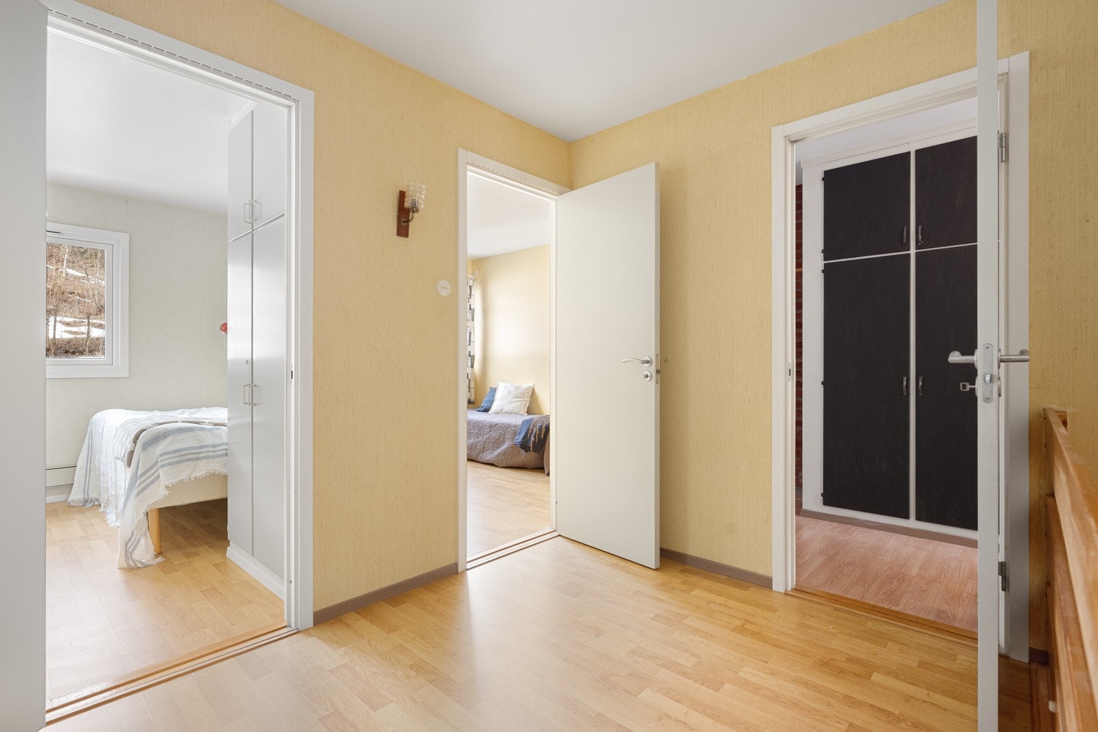 Oppe i 2 etasje har man 4 gode soverom og bad. Galleribilde