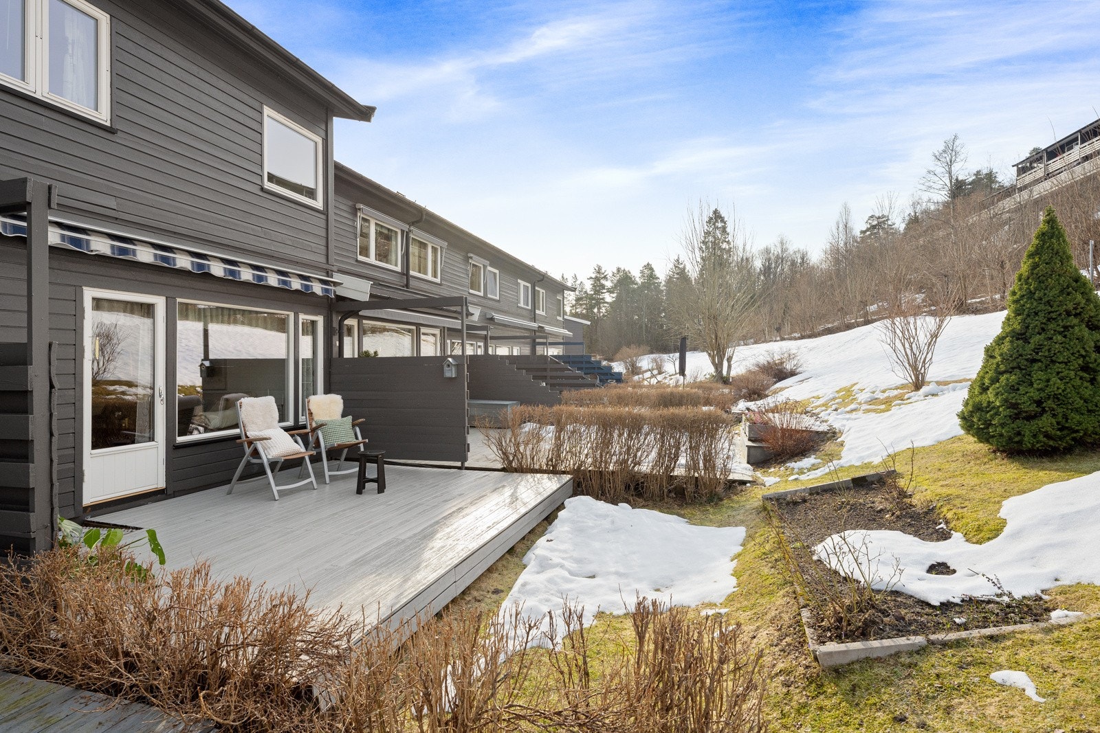 Her kan man stå å grille på terassen mes barna leker på de store grøntarealene. Galleribilde