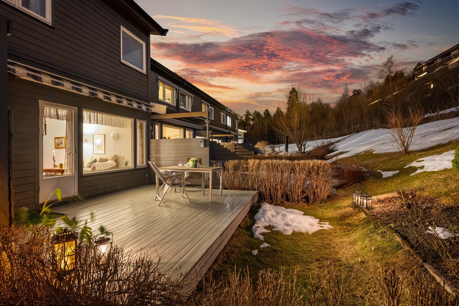 Her er det god plass til utemøblement, grill og lek og moro. Galleribilde