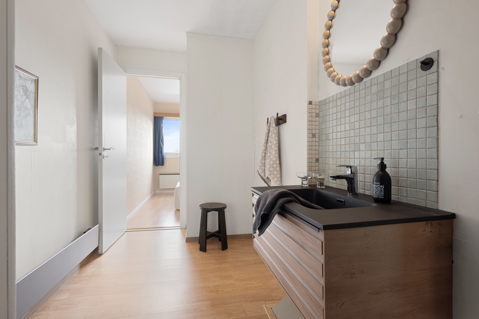 Hovedsoverommet har også et walk-in closet med praktisk servant med skuffinnredning. Galleribilde