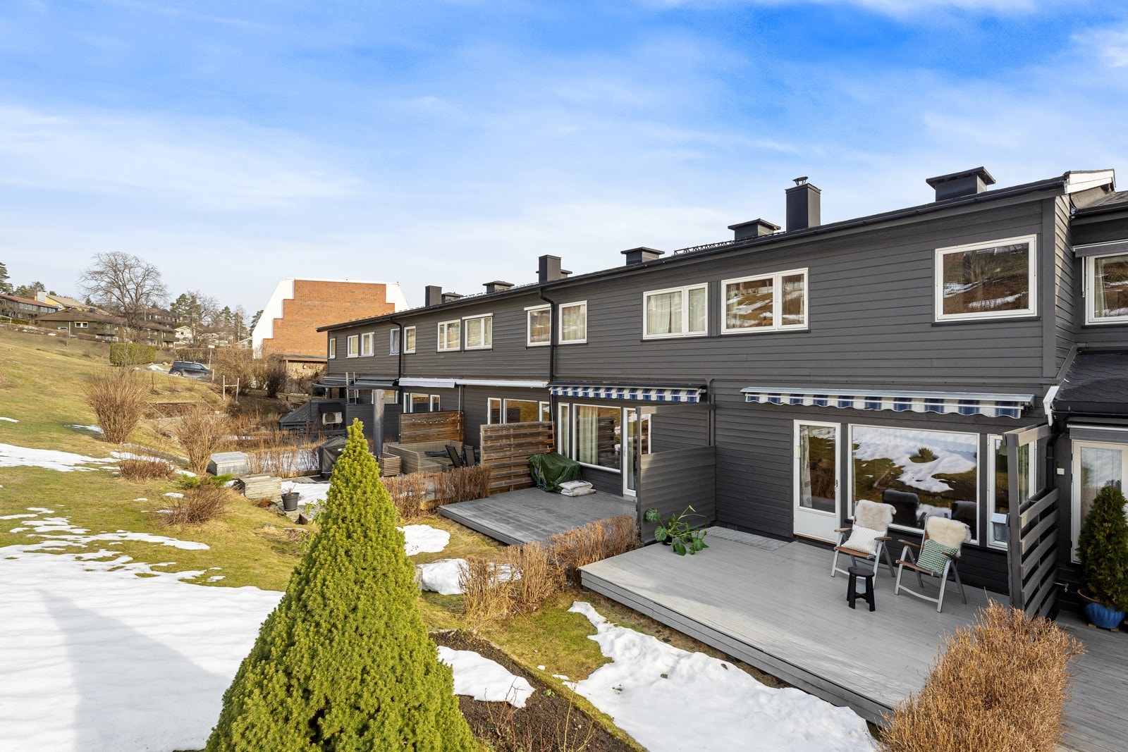 Fra stuen er det utgang til en lun og solrik terrasse og hage. Galleribilde