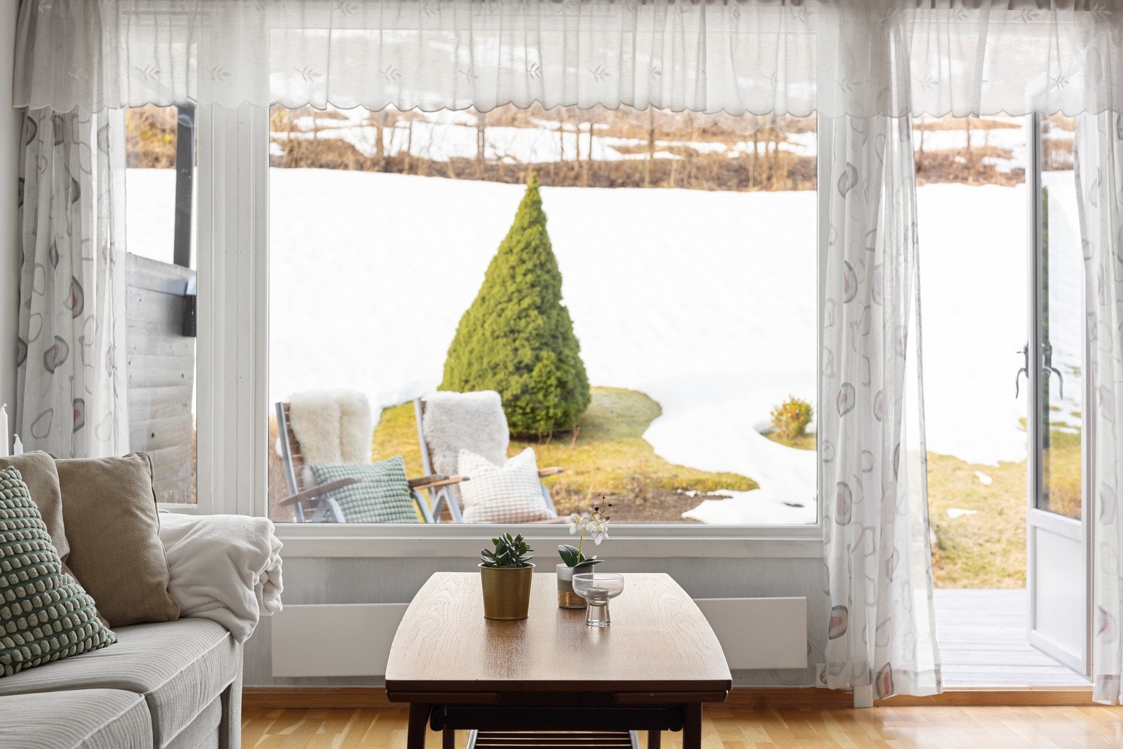 Stuen har store vinduer mot vest som slipper inn godt med lys. Galleribilde