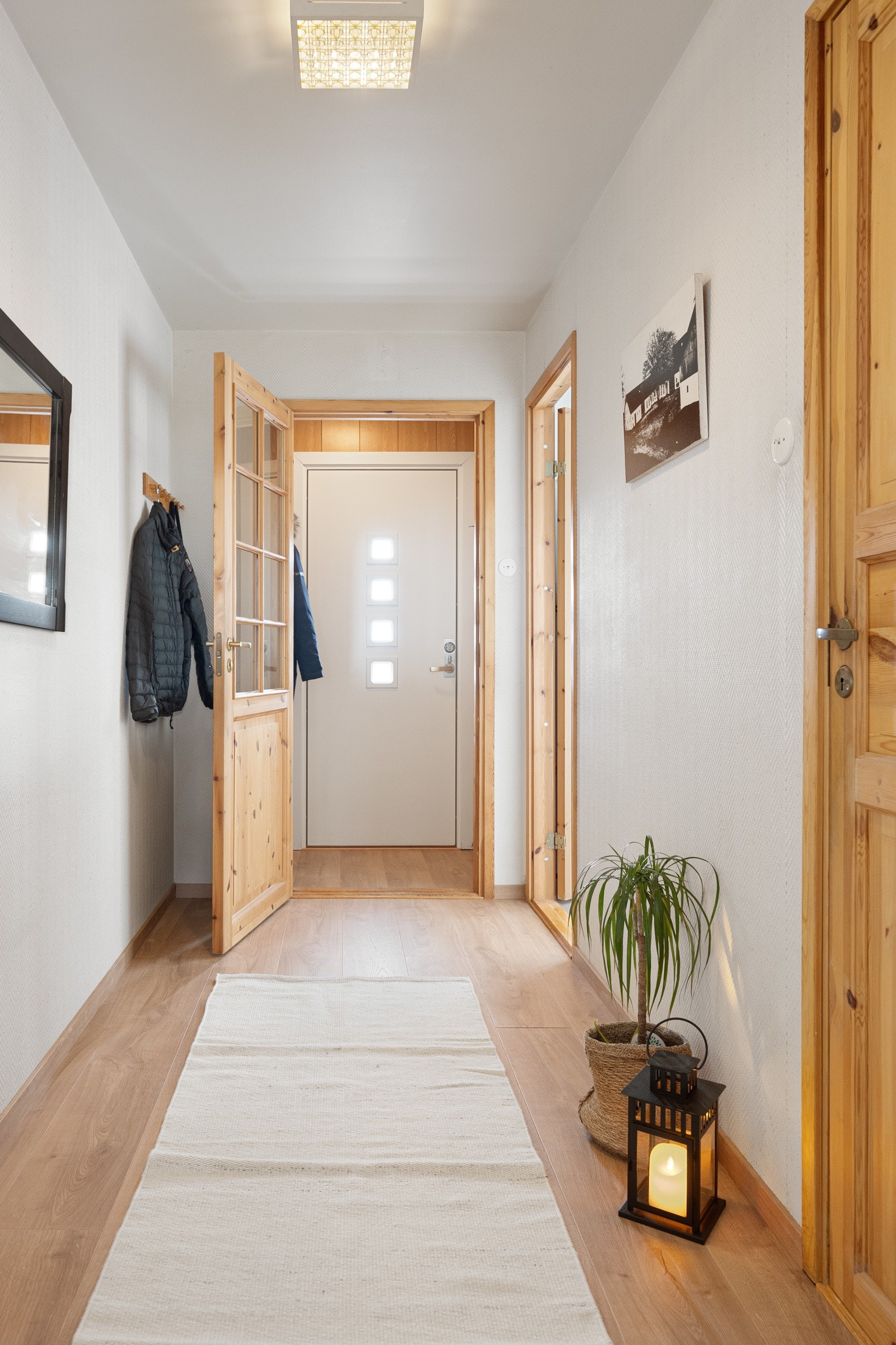 Langs veggen kan du henge opp speil, bilde eller knagger, alt etter behov. Galleribilde