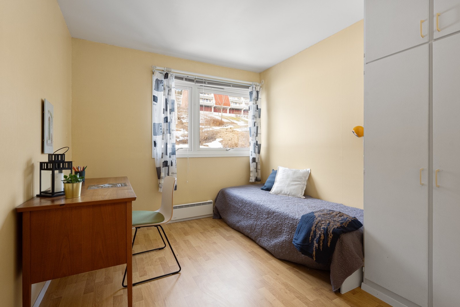 De er av god størrelse med plass til seng og garderobe. Galleribilde