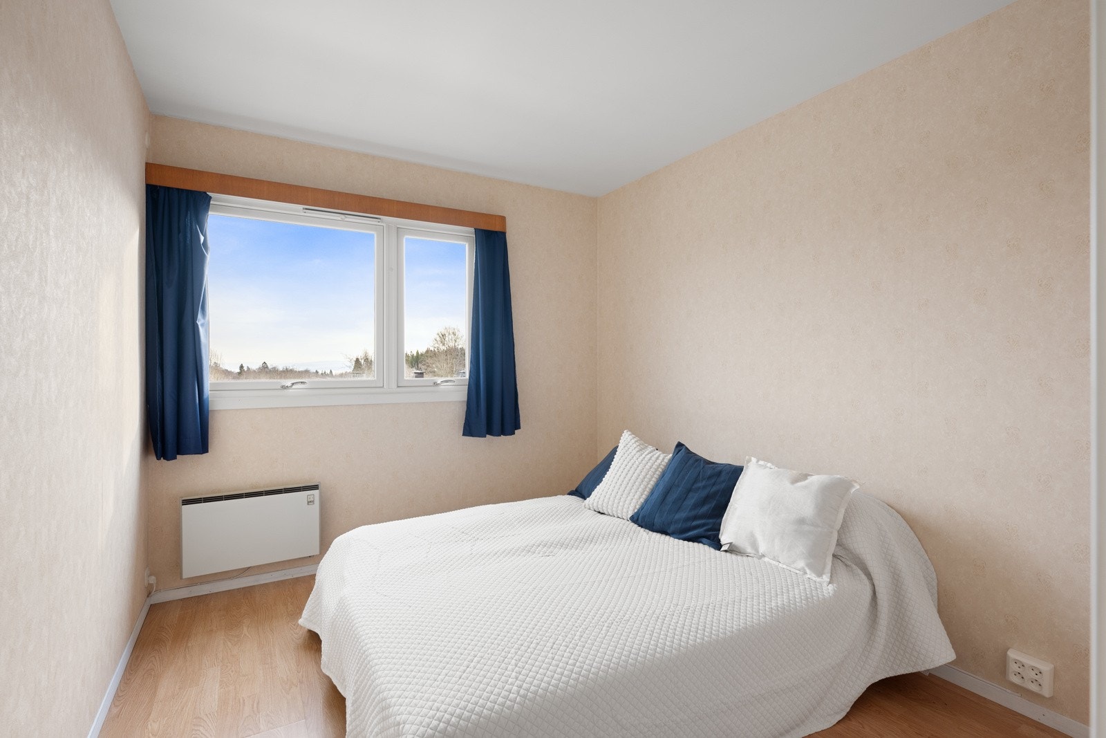 Hovedsoverommet er pent og romslig med god plass til både dobbeltseng, nattbord og garderobe. Galleribilde