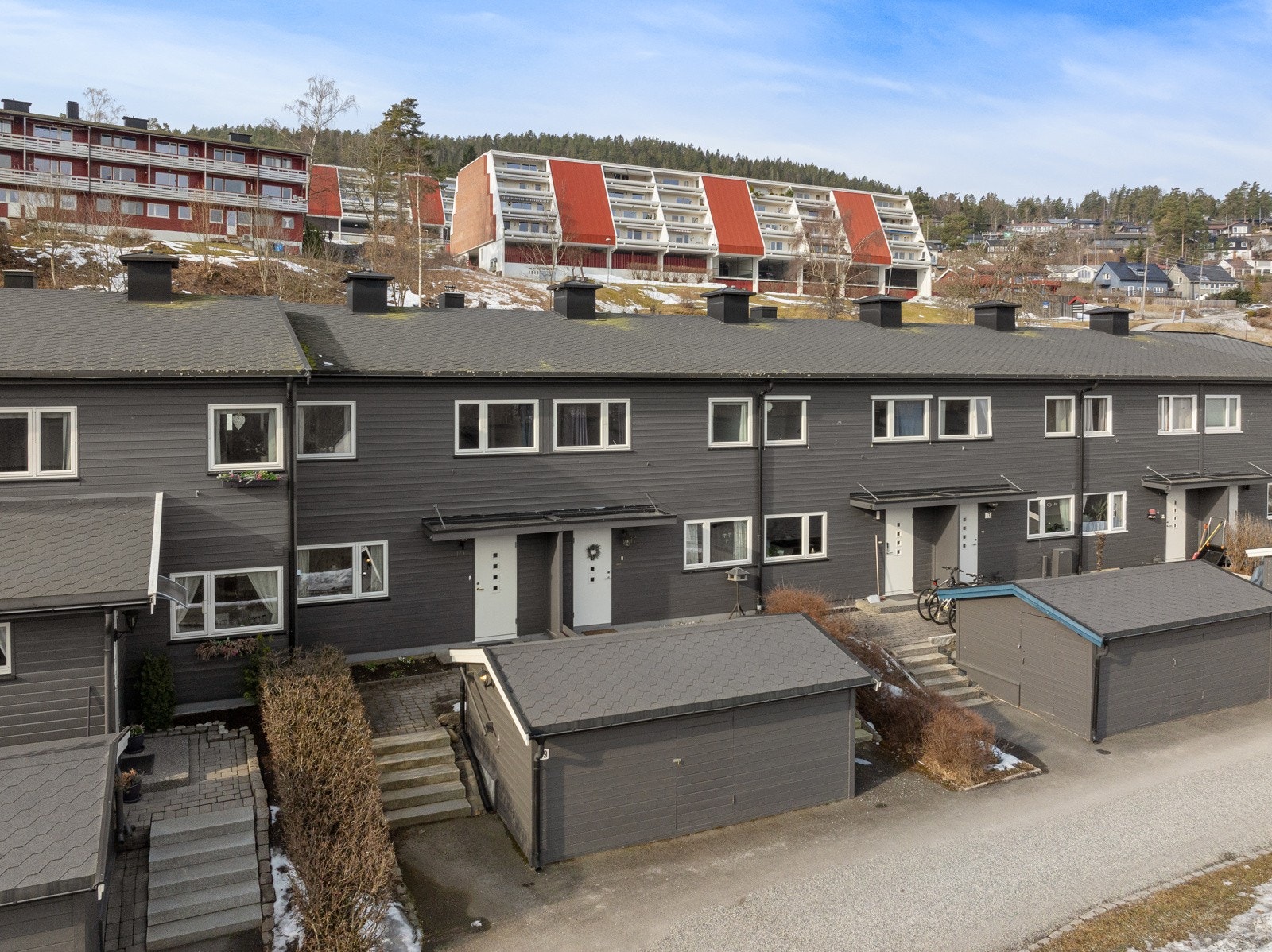 Ved inngangspartiet er det en utebod - perfekt for sykler og andre uteting. Galleribilde