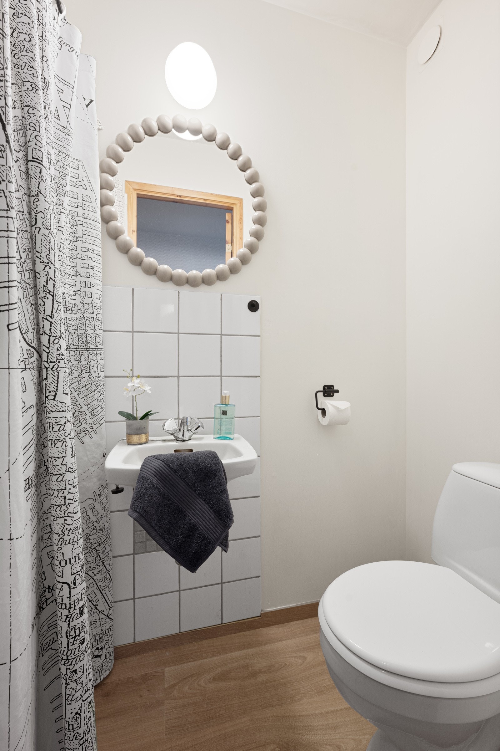 I entreen har man et praktisk og lyst gjestetoalett. Galleribilde