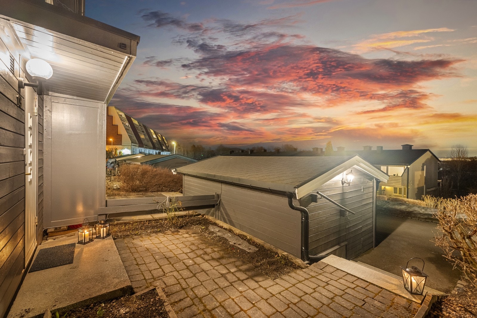 Ved inngangspartiet er det plass for en liten sittegruppe, og mulighet for å nyte dagens første kaffekopp. Galleribilde