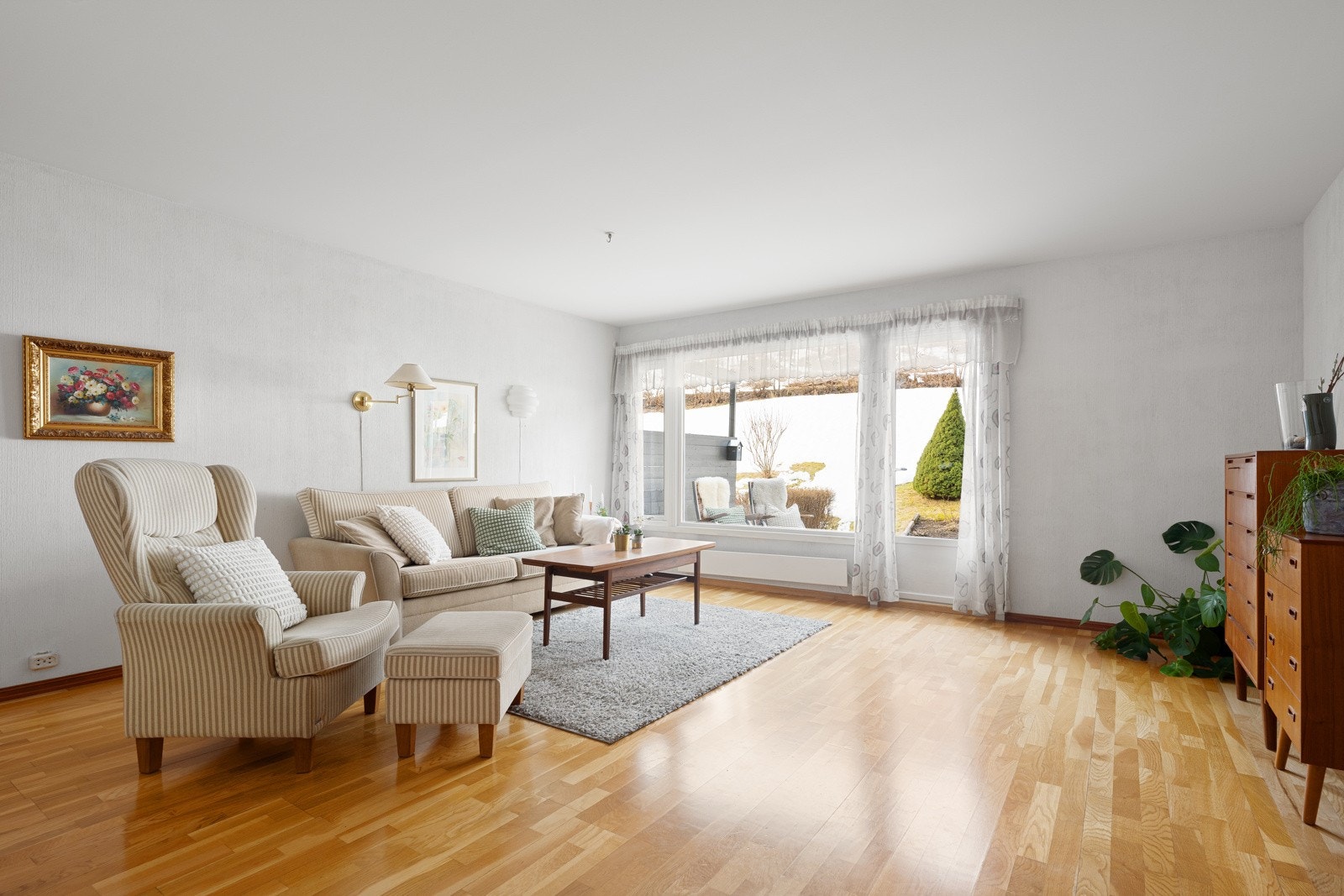 Stuen er romslig og lys med god plass til sofa- og spisegruppe, noe som er hyggelig når man skal invitere familie og venner på besøk. Galleribilde