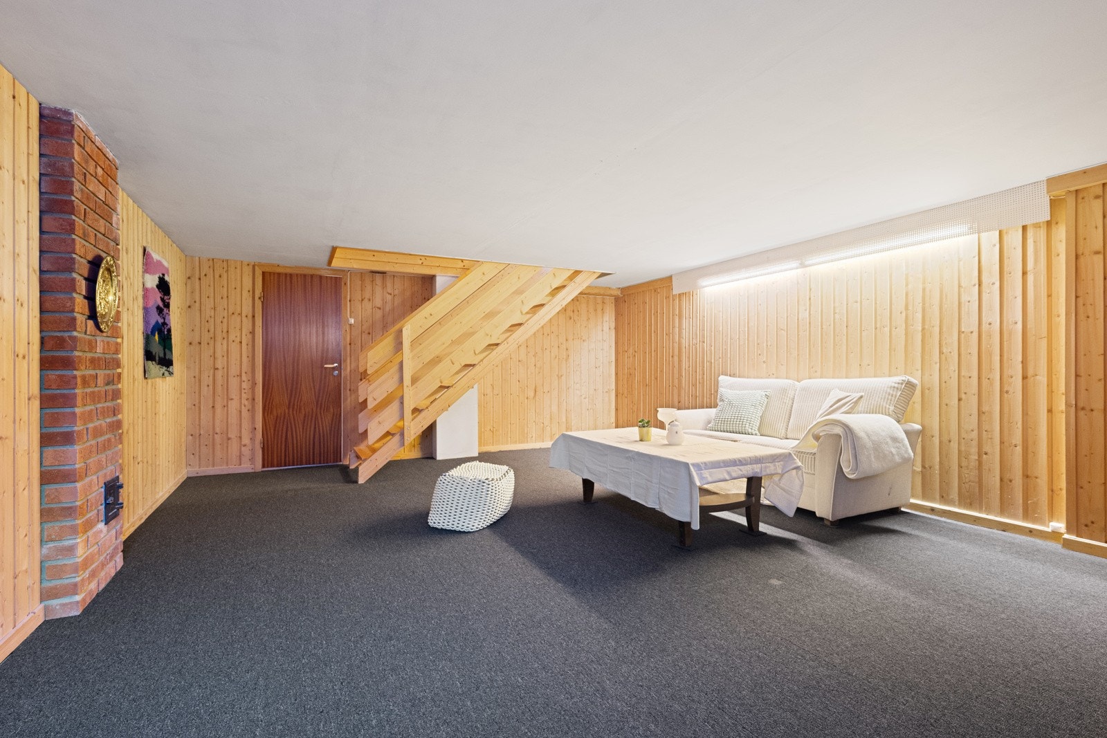 Kjellerstuen er romslig, lys og hyggelig med god plass til stor sofa, sofabord, tv-benk og flere sittegrupper hvis man ønsker dette. Galleribilde