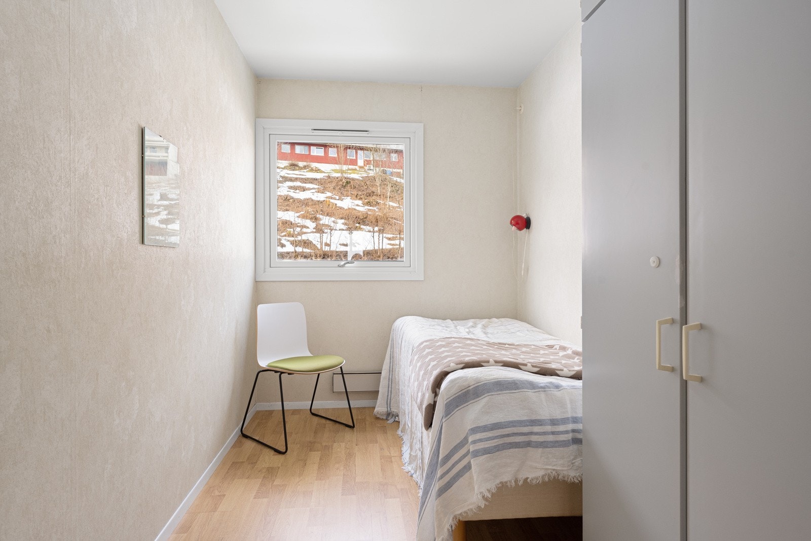 Boligen har ytterligere tre flotte soverom som passer ypperlig som barnerom, gjesterom eller kontor. Galleribilde