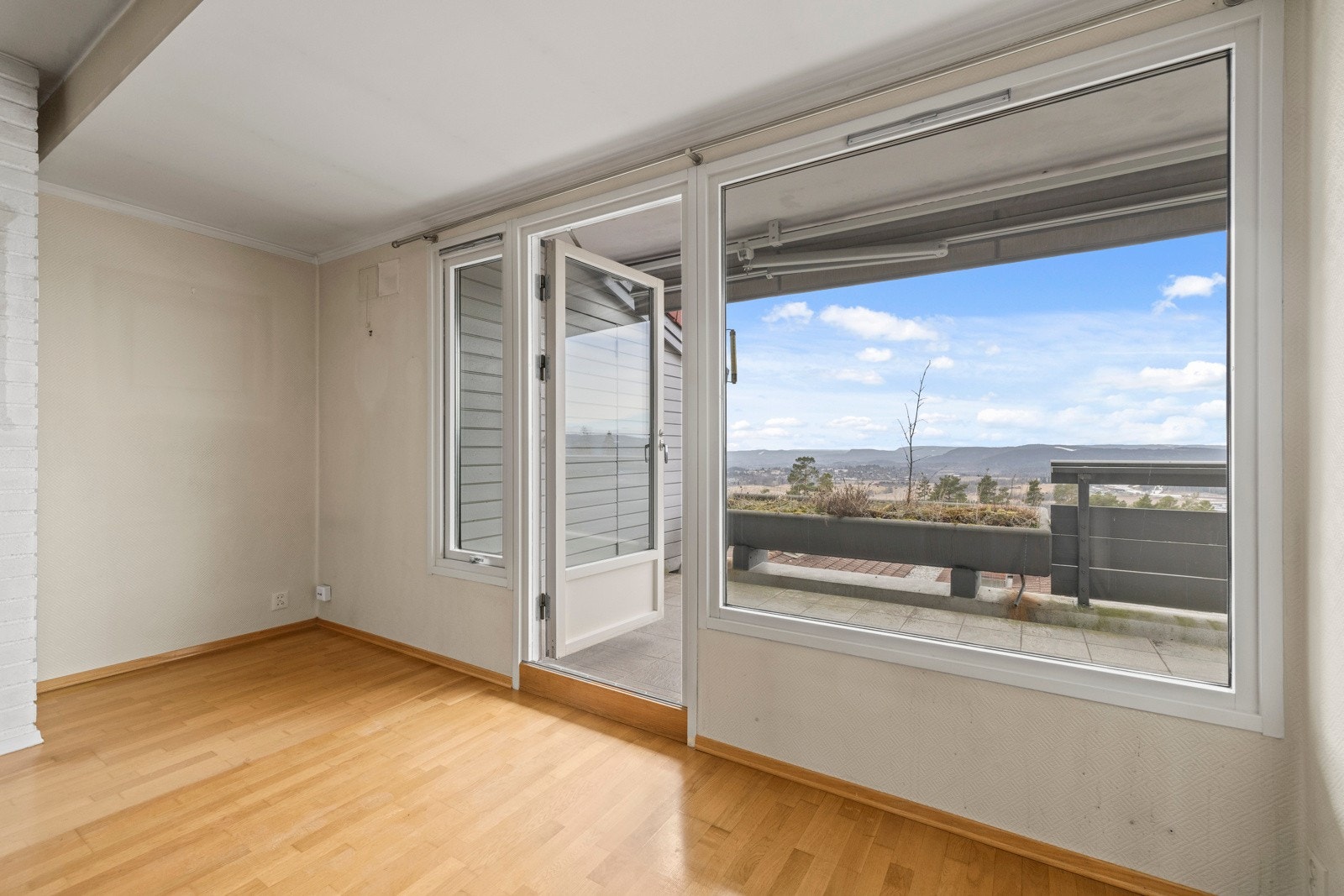 Attrativt beliggende 2-roms, oppussingsobjekt, peis, stor solrik vestvendt terrasse med panoramautsikt, garasjeplass. Galleribilde