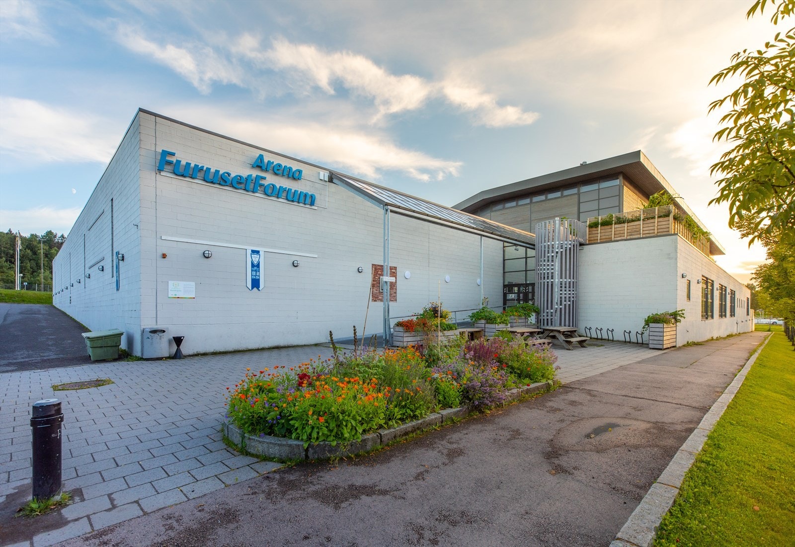 Få minutter til Furuset Forum og Senter med ulike forretninger og servicetilbud i nærheten. Idrettshall, svømmehall, ishall, legesenter og diverse andre forretninger og servicetilbud. Galleribilde