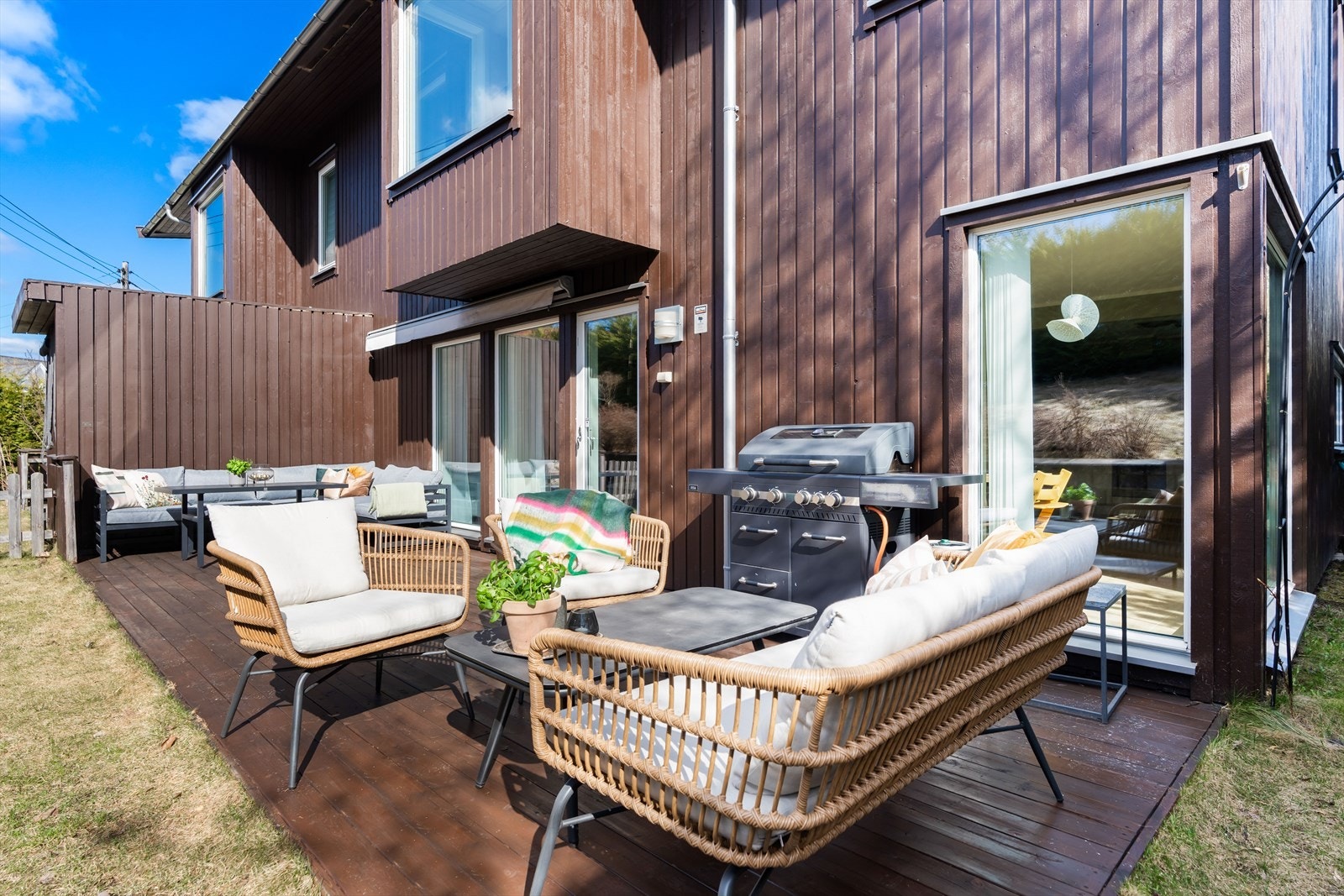 Uteplassen måler hele 25,1 m², og blir som en forlengelse av stuen i sommerhalvåret. Galleribilde