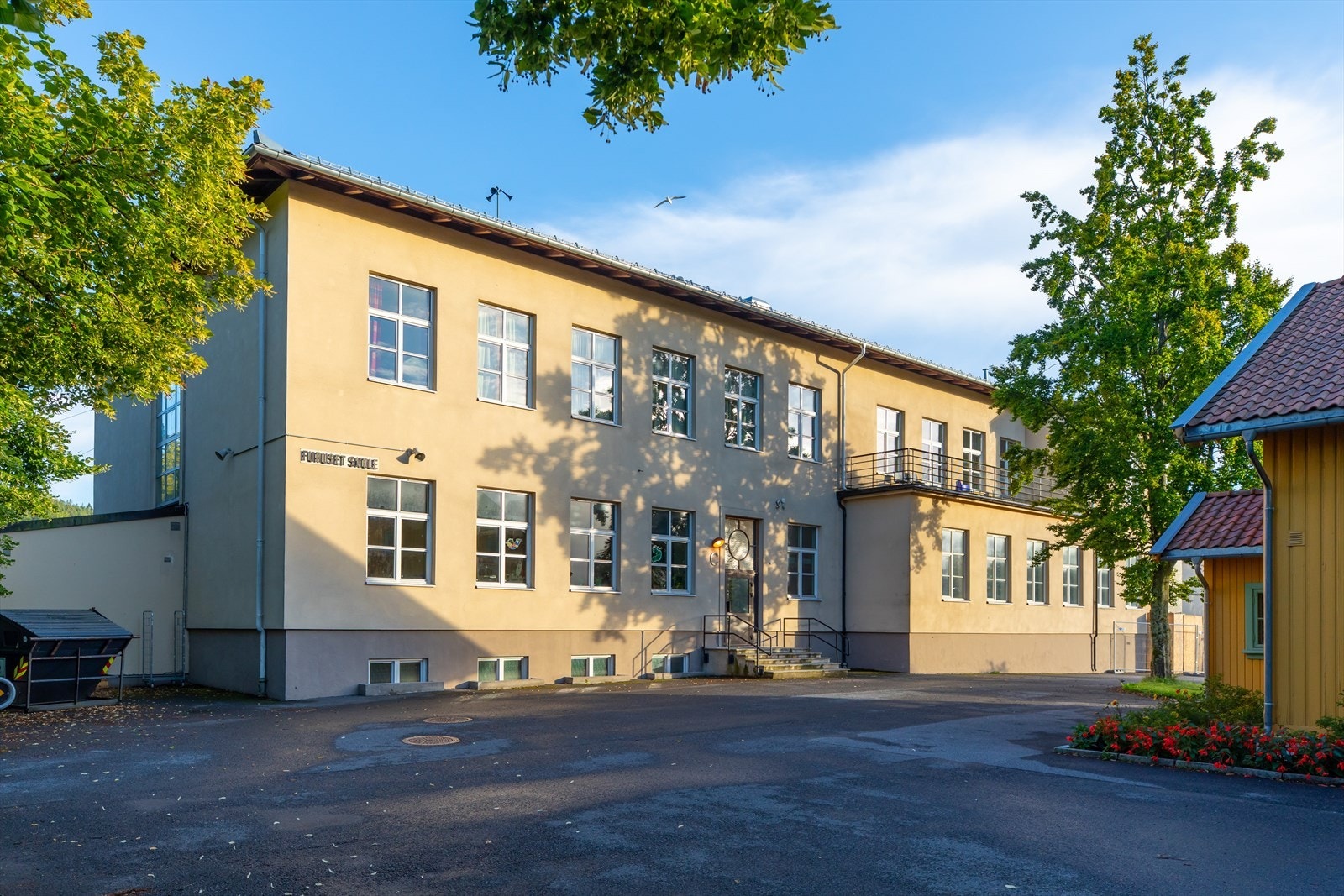 Her har du kort vei til skoler og barnehager samt kort vei til fotballbaner og lekeplasser. Kun 0,6 km til Furuset Skole. Galleribilde
