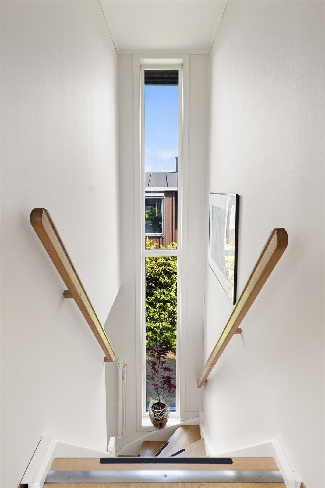 Fra trappen kommer man opp i en lys loftstue. Galleribilde