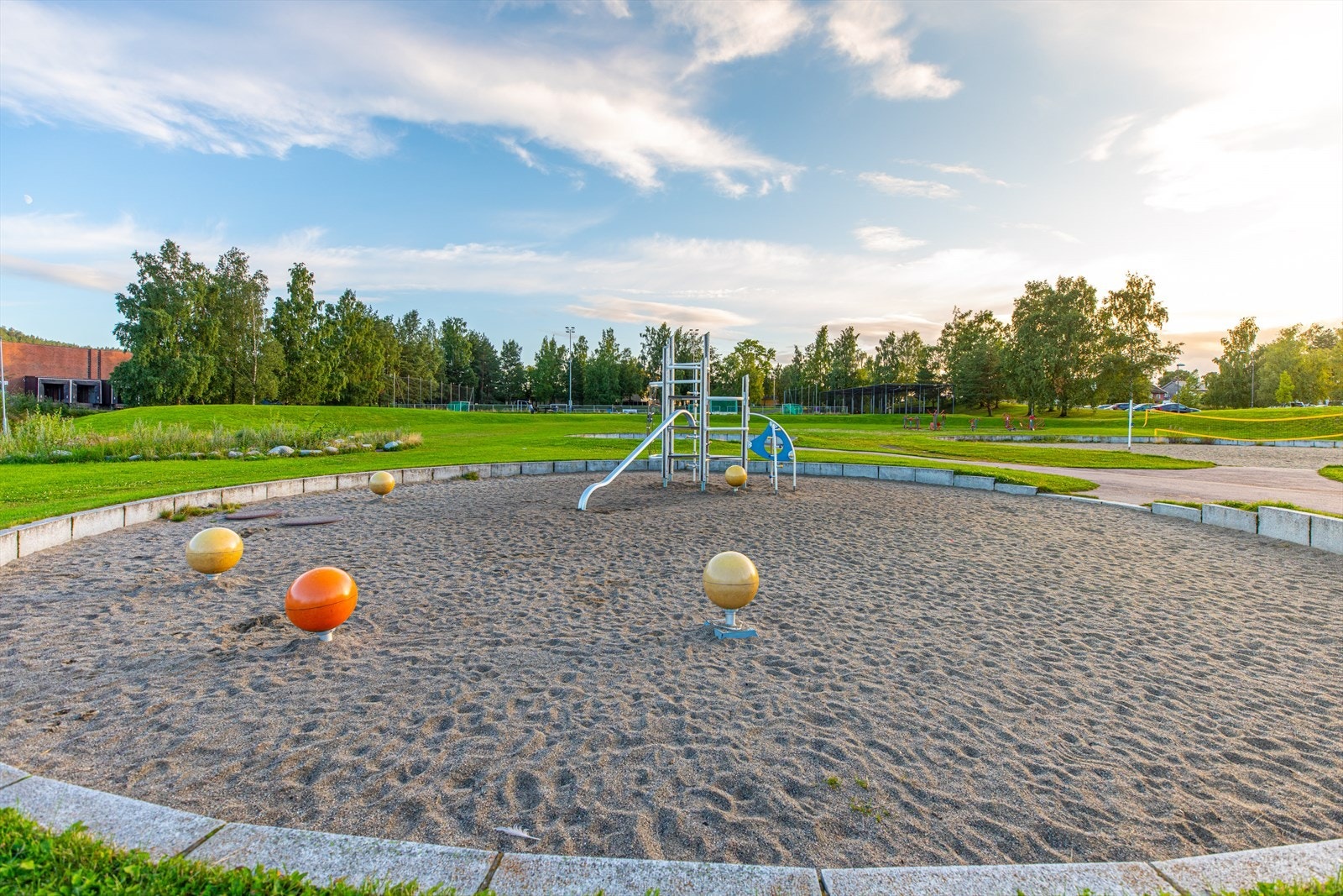 For den aktive eller naturinteresserte kan området friste med kort avstand til tur- og rekreasjonsmuligheter ved "Furuset parkourpark", "Verdensparken" og "Alnaparken". Galleribilde