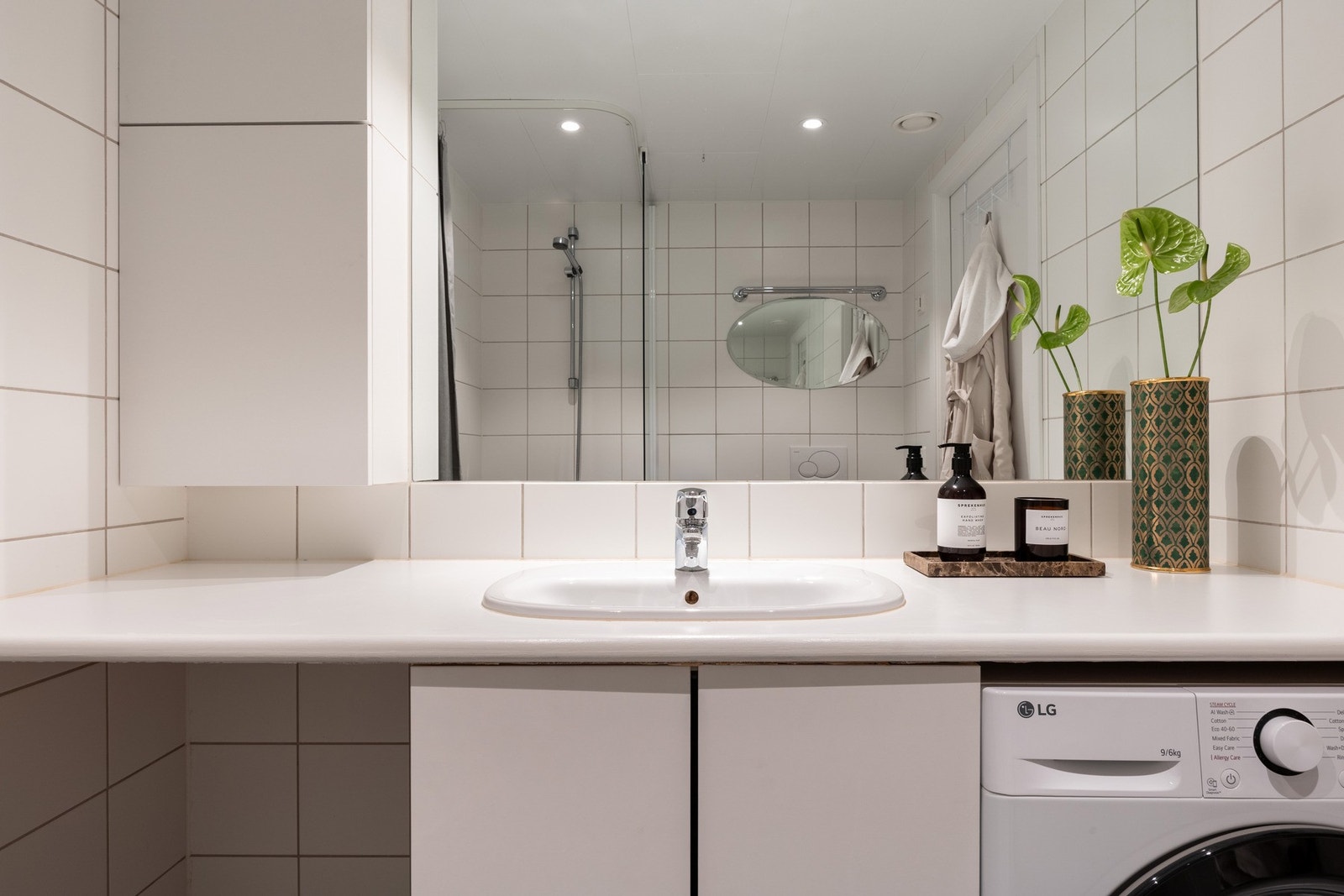 Opplegg og plass for både vaskemaskin og tørketrommel. Galleribilde