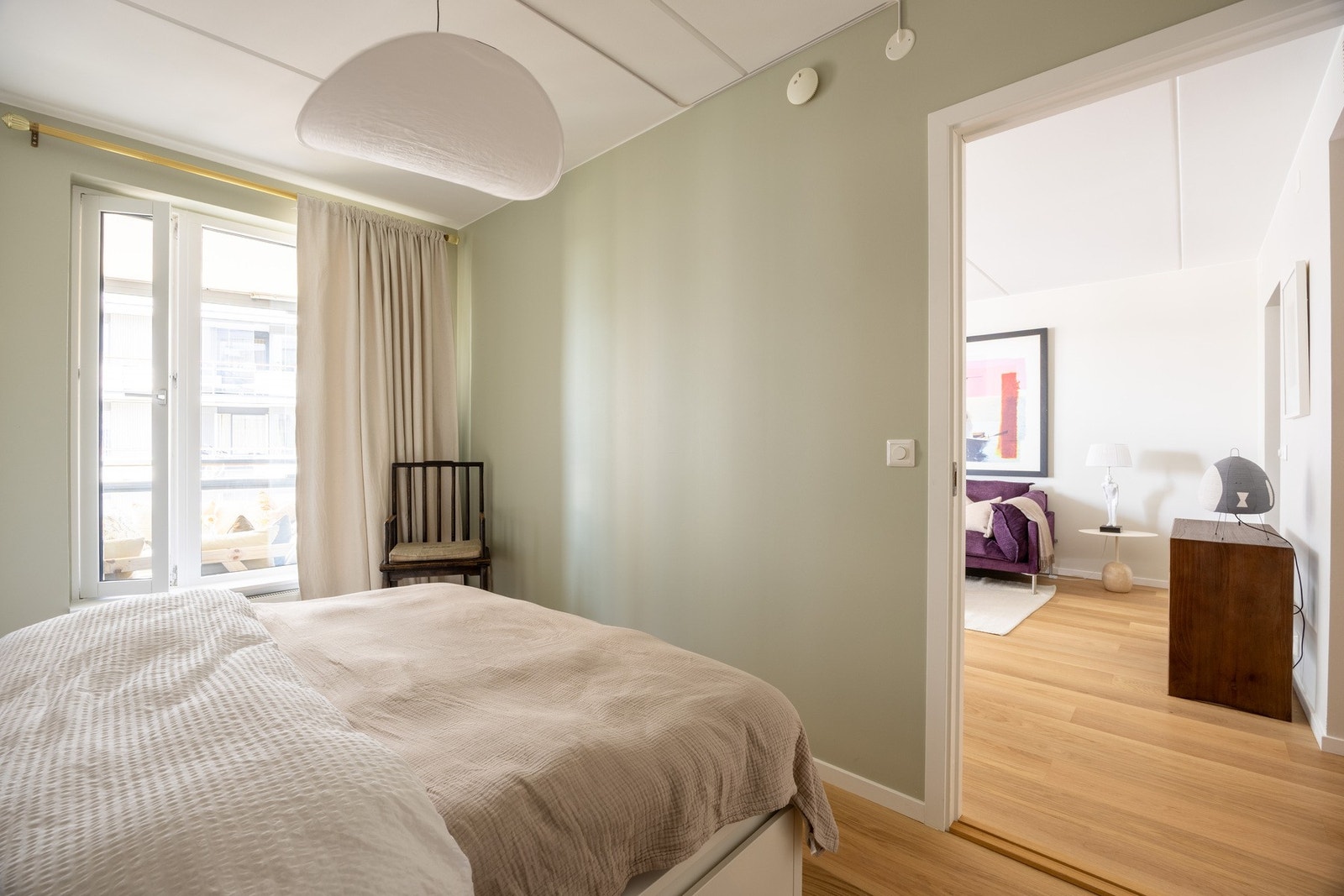 Rommet er malt i en moderne og behagelig fargetone. Galleribilde