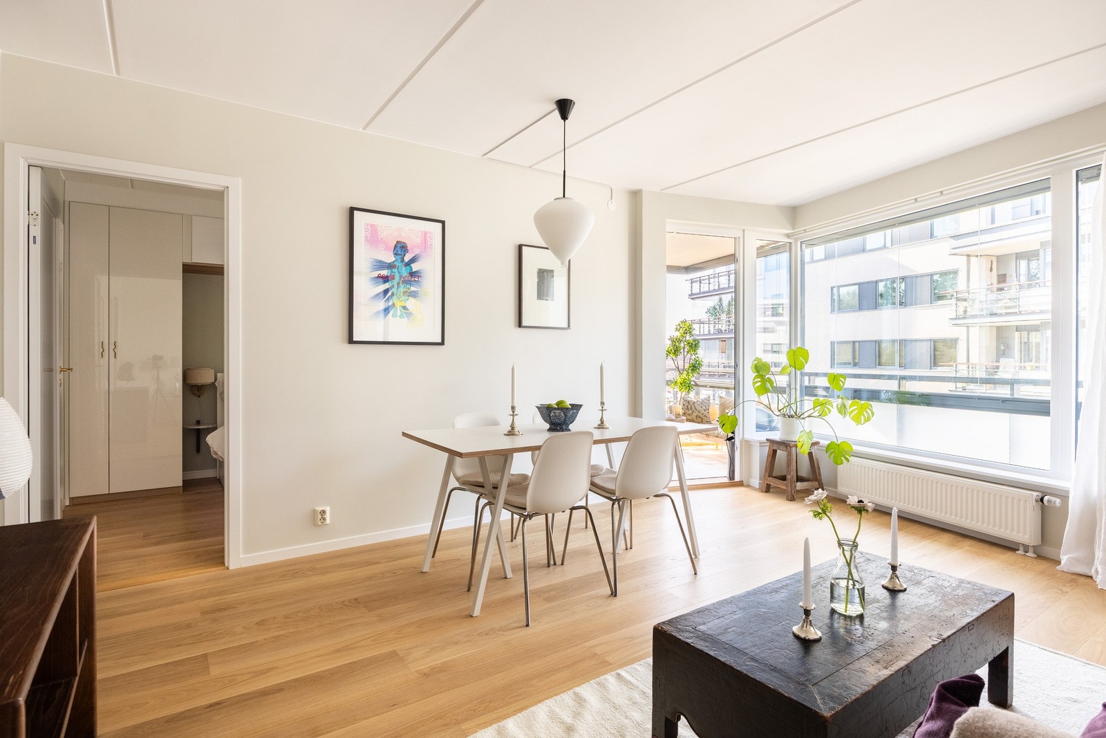 Innvendig er leiligheten lys og innbydende. Galleribilde