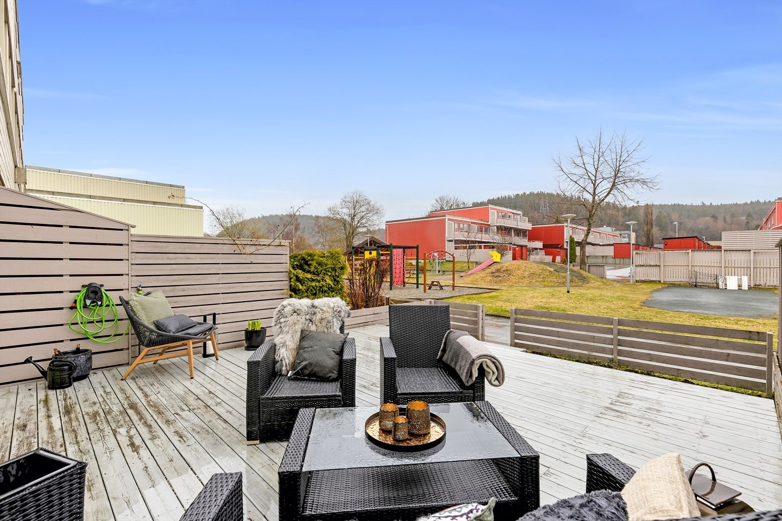 Det er terrasse på begge sider av leiligheten, som sikrer gode solforhold store deler av dagen. Galleribilde