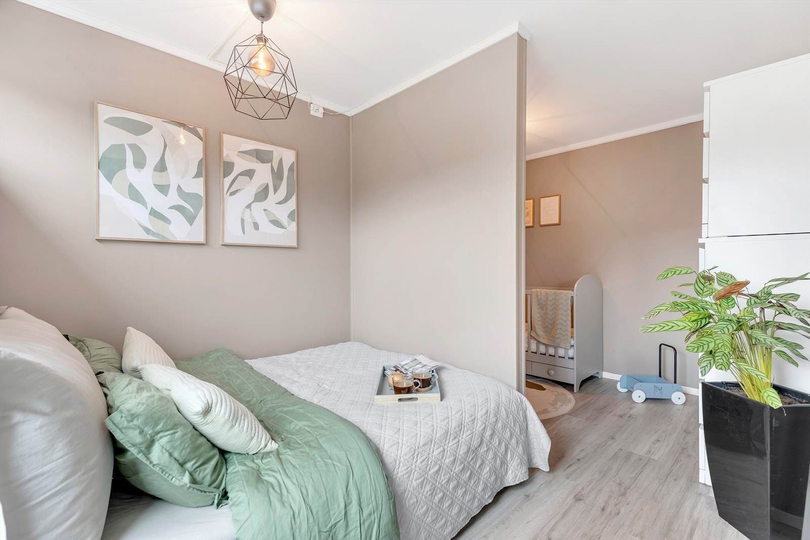 Soverommet er oppmålt til 11,5 m². Det er satt opp en lettvegg som gjør det lett å innrede med f.eks garderobeskap eller barnerom. Galleribilde