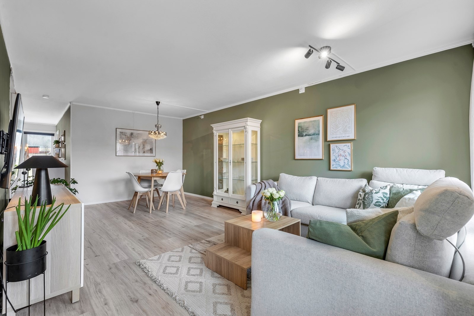 Hjemmet har fortutsigbare bokostnader med varmtvann, internett, kabel-TV, kommunale avgifter m.m. inkludert i de månedlige felleskostnadene. Galleribilde