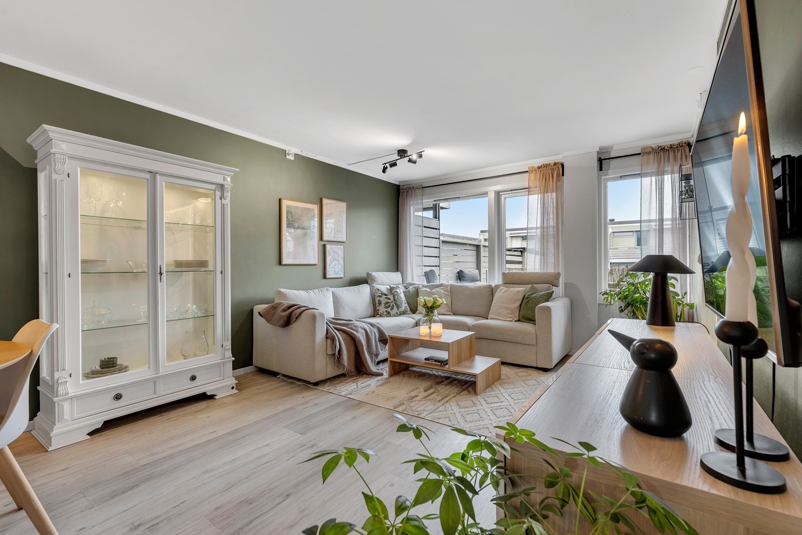 Leiligheten disponerer 2 boder i kjeller med et samlet areal på 5 m² med god lagringsplass til blant annet ski, sykkel og annet utstyr. Galleribilde