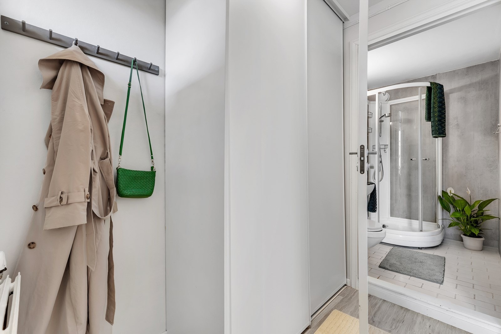 Strøkent inngangsparti som gir et godt førsteinntrykk av leiligheten. Galleribilde