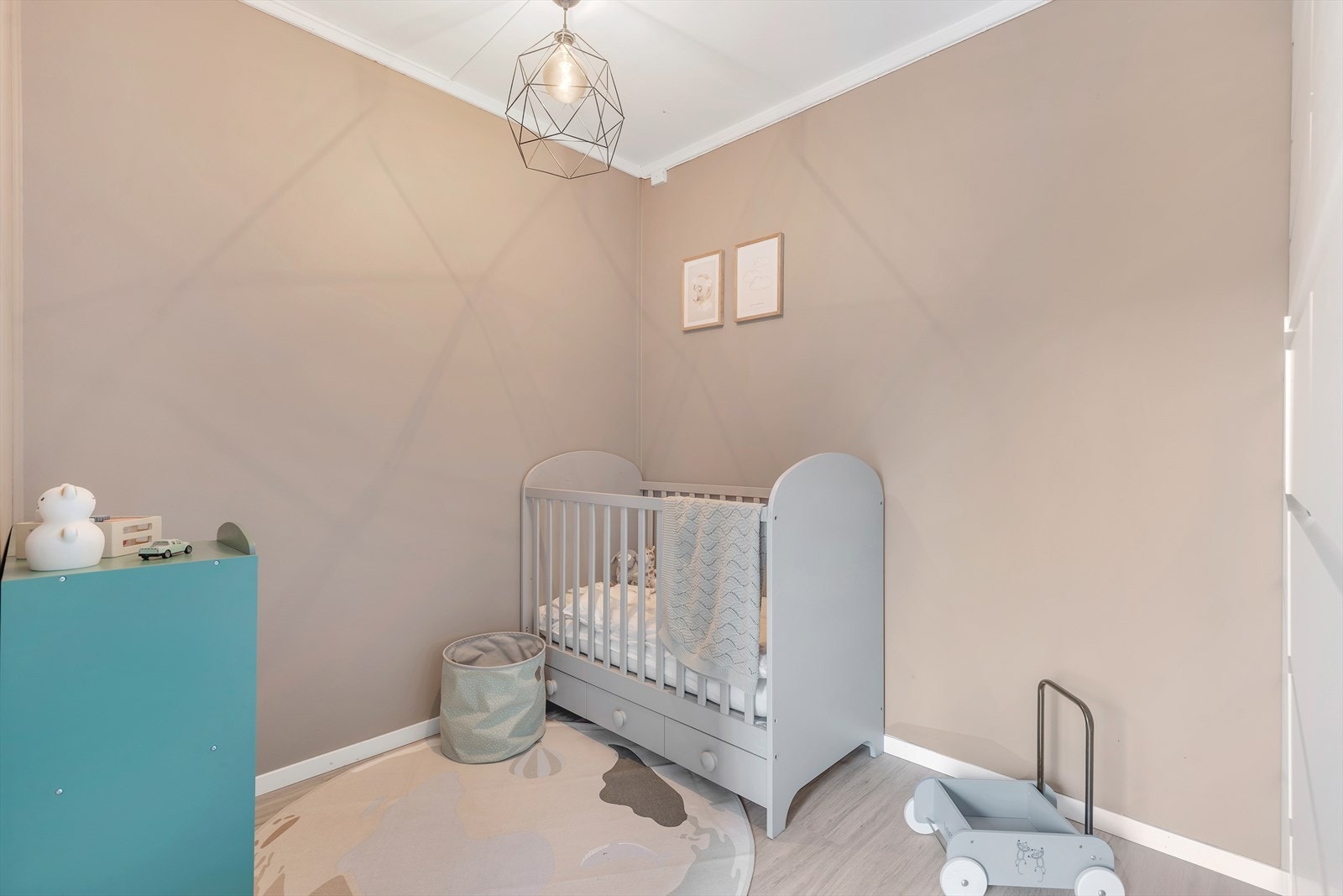 Soverommet er malt i en lun og moderne farge. Galleribilde