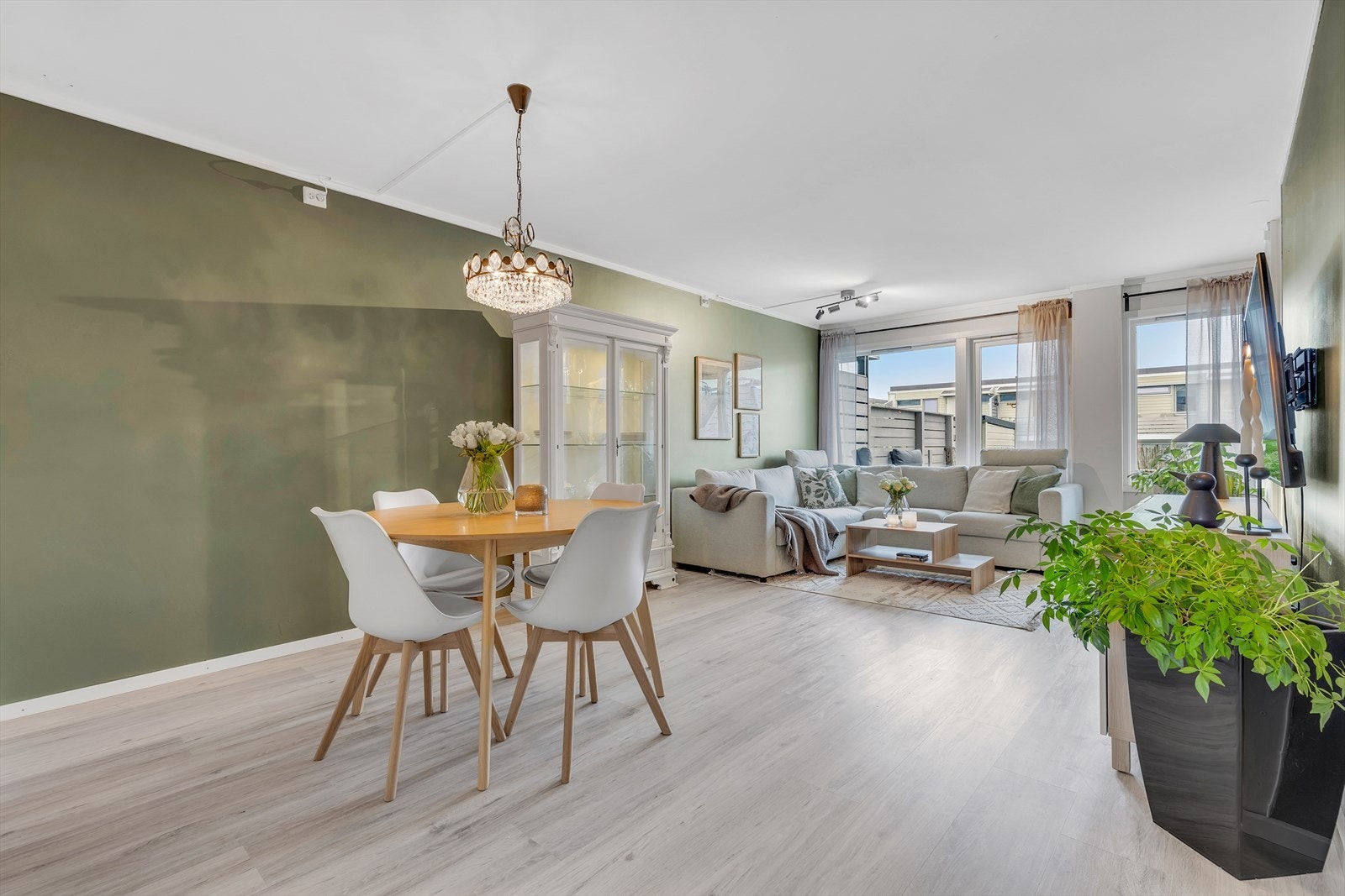 Leilighetens samlingspunkt inkluderer en stor og lys stue på 26 m² med vindusflater som tilføyer leiligheten rikelig med naturlig dagslys. Galleribilde