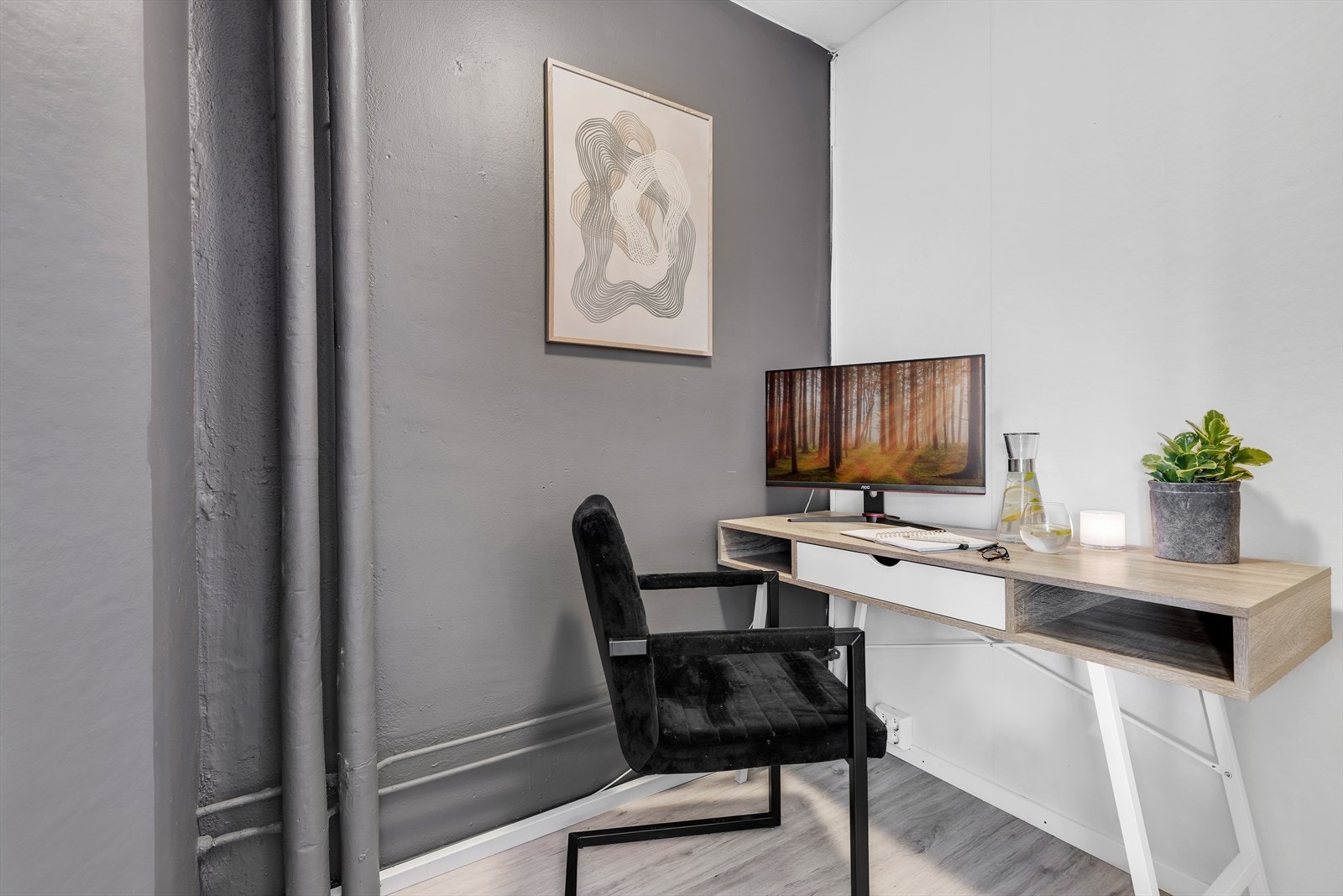 Leiligheten disponerer 1 bod i kjeller, oppmålt til 16 m² med god lagringsplass til blant annet ski, sykkel og annet utstyr. Det er stikkontakt i boden. Galleribilde