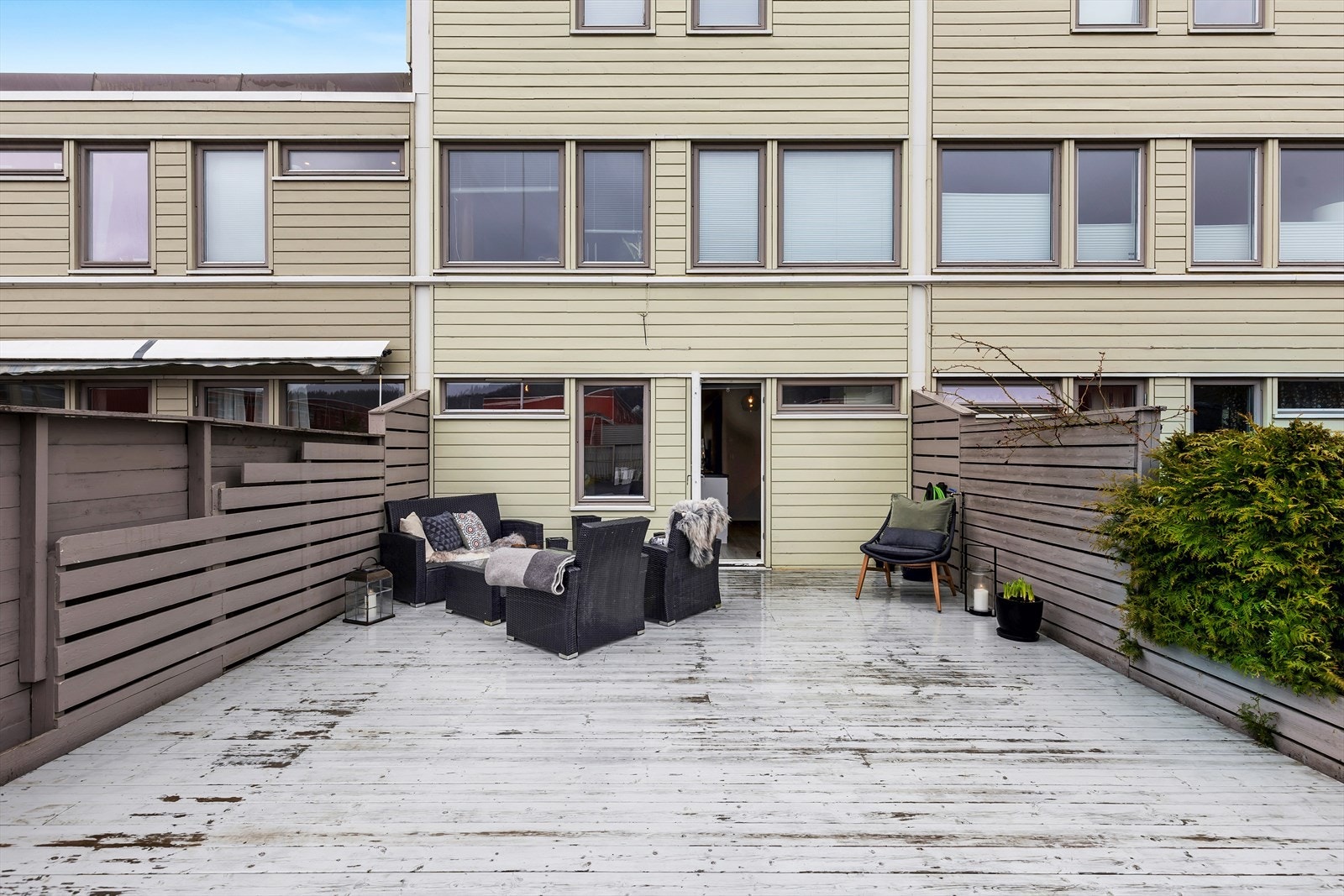 Stor vestvendt terrasse med god plass til utemøblement og evt. grill. Galleribilde