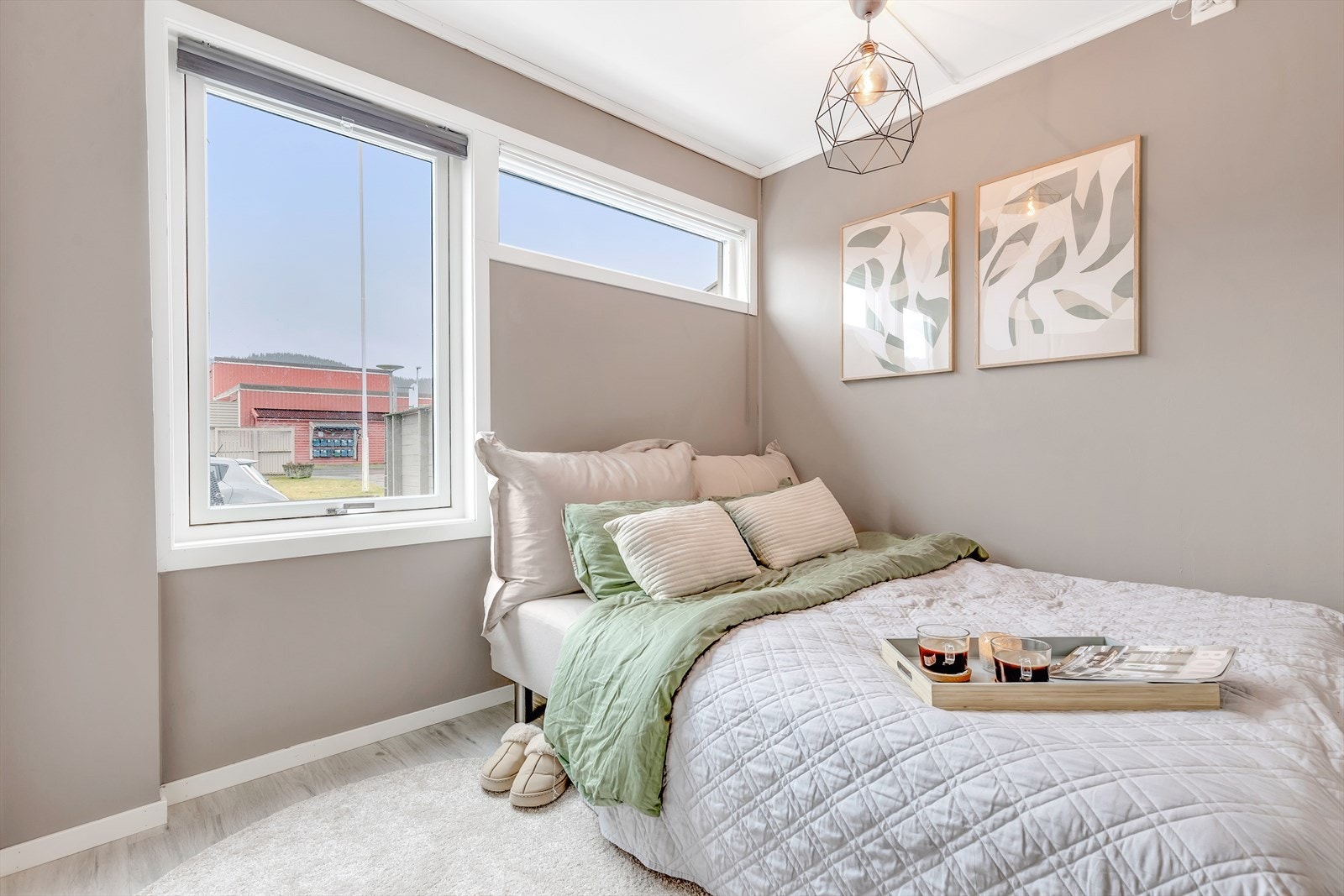 Soverommet vender ut mot rolige omgivelser i borettslaget. Galleribilde