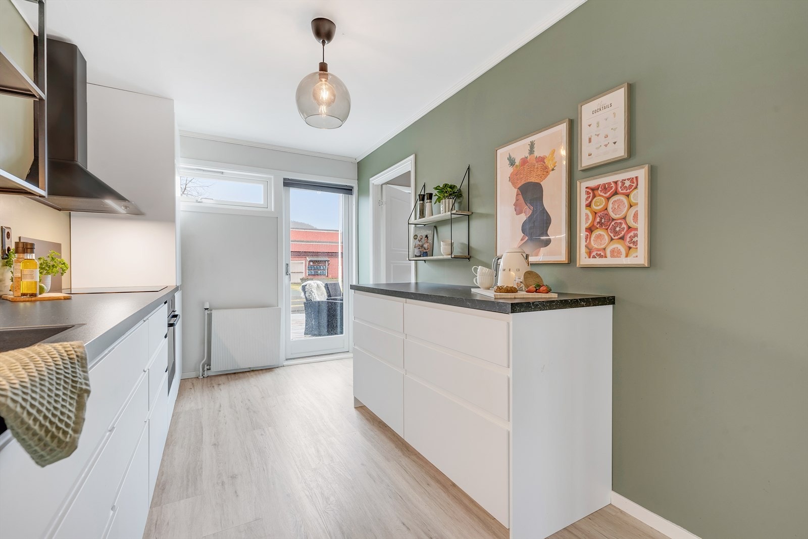 Kjøkkenet har godt med skap- og benkeplass, samt skuffer som bidrar til en god utnyttelse av oppbevaringsplassen Galleribilde