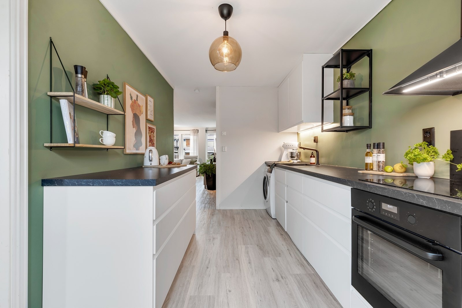 Leiligheten har en praktisk rominndeling hvor kjøkkenet ligger adskilt fra stuerommet. Kjøkkenet er levert av IKEA, og har blitt renovert høsten 2023. Galleribilde