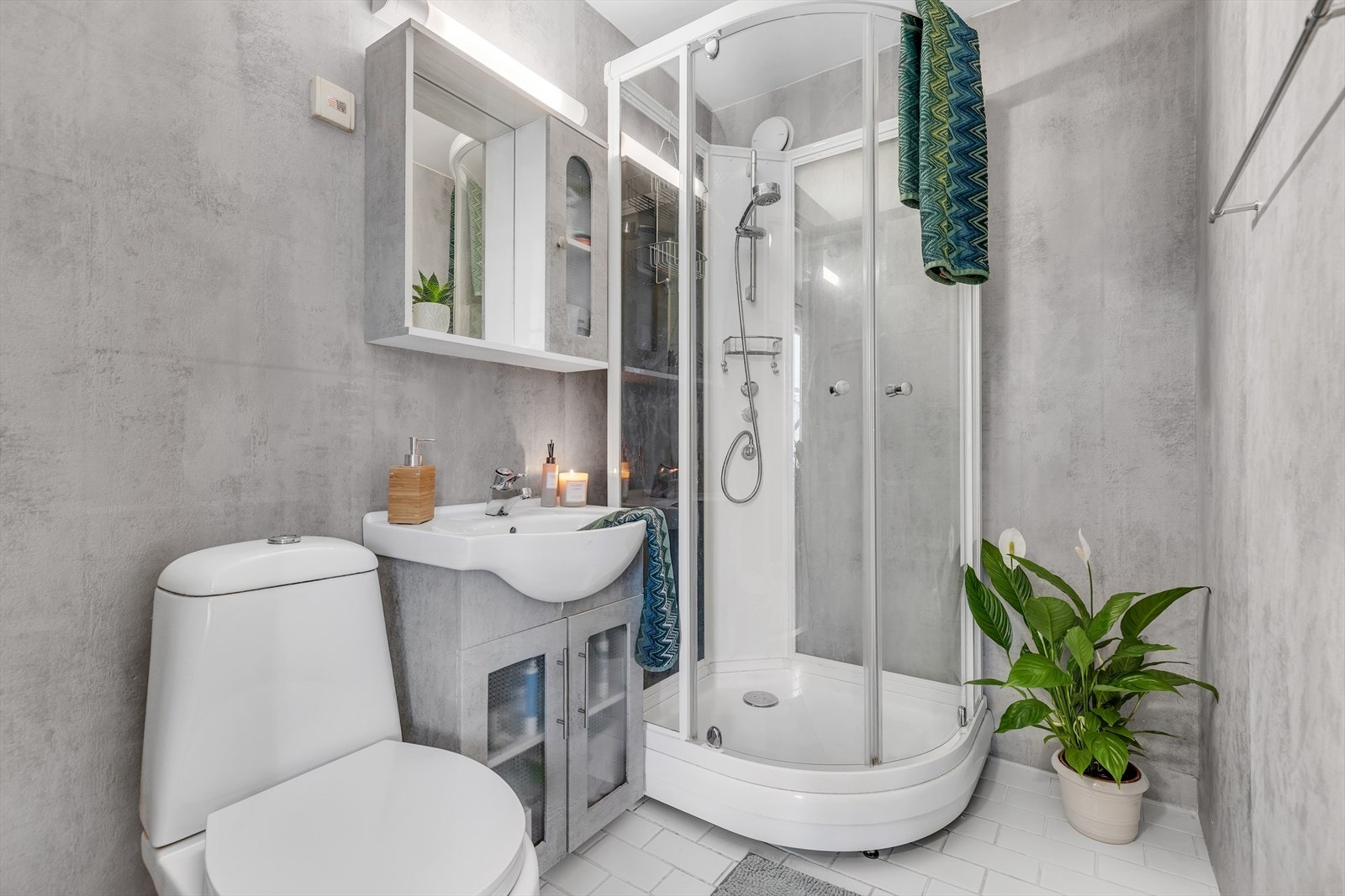 Badet er utstyrt med servant, servantskap, wc og dusjkabinett. Badet er oppmålt til 3 m². Galleribilde