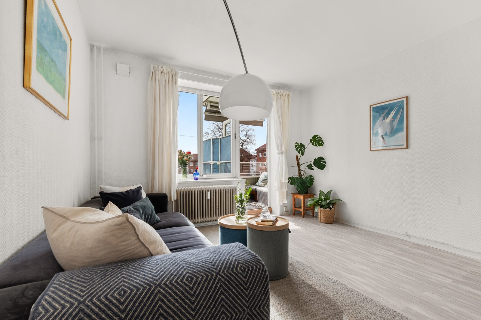 Rommets form gjør det enkelt å møblere med sofa, sofabord, mediemøblement og spiseseksjon. Galleribilde