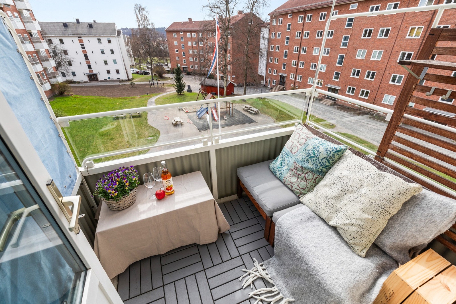 Solrik sydvendt balkong på 3,2 kvm. Galleribilde