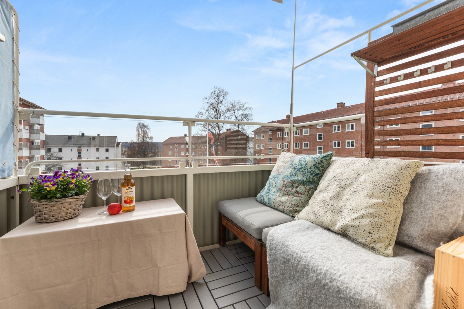 Sol fra ca kl 10 - 18 sommerstid. Galleribilde