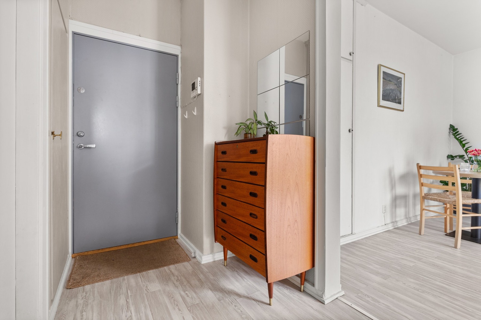 Entré/gang som er et bindeledd mellom rommene i leiligheten. Galleribilde